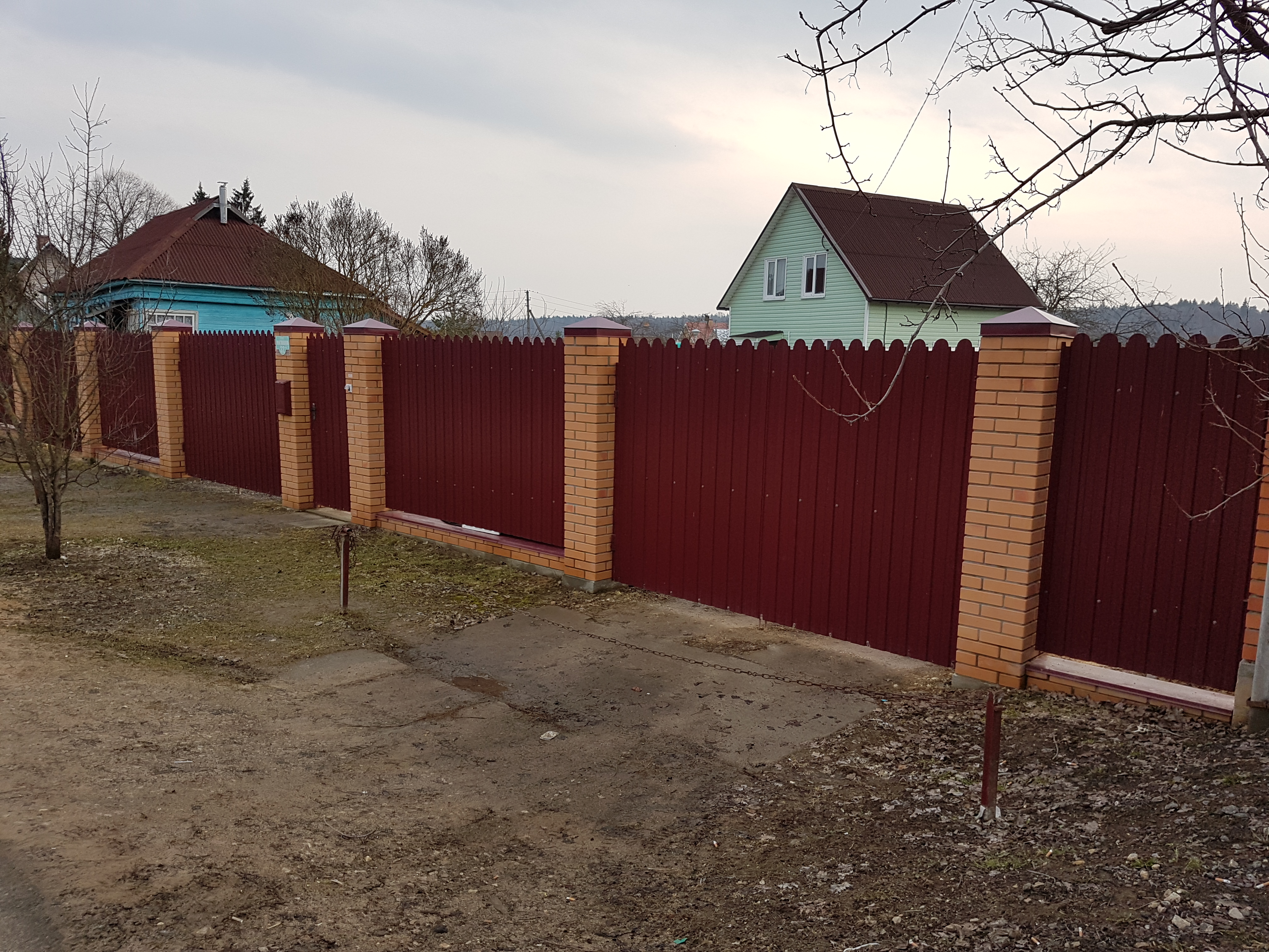 Установка кирпичного забора под ключ