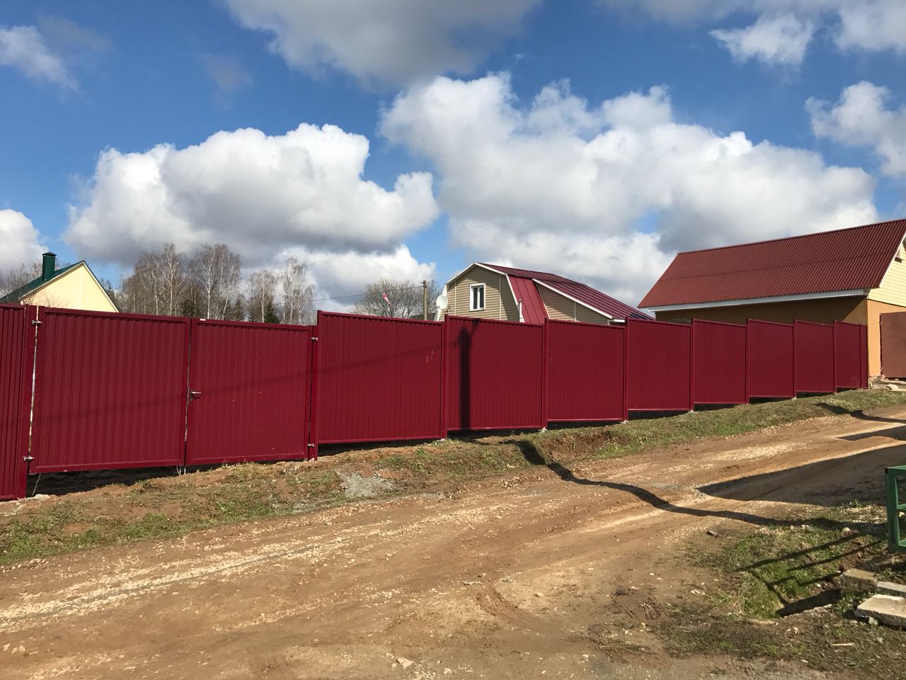 Установка металлического забора под ключ